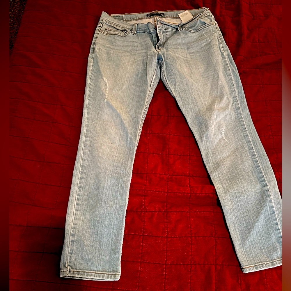 Light wash Levi’s